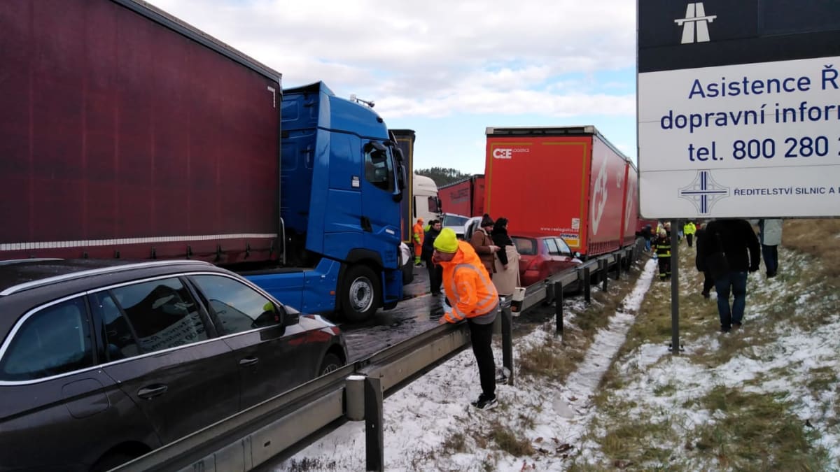 Dálnici D5 u Žebráku uzavřela nehoda 40 aut. Jako zázrakem se nikomu nic vážnějšího nestalo.