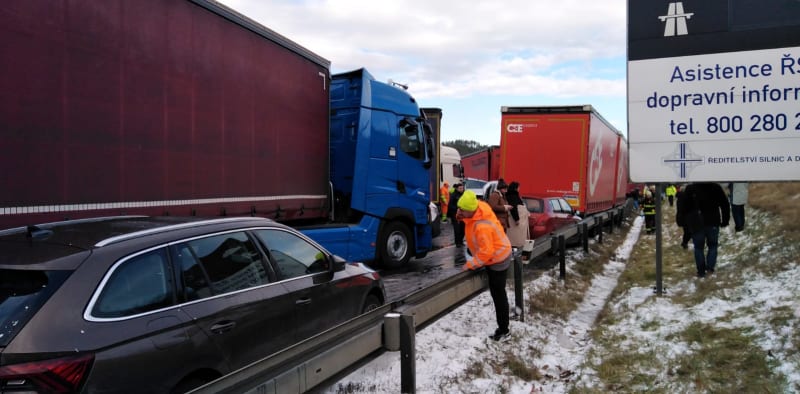Dálnici D5 u Žebráku uzavřela nehoda 36 aut.