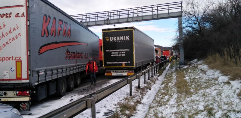 Dálnici D5 u Žebráku uzavřela nehoda 40 aut.