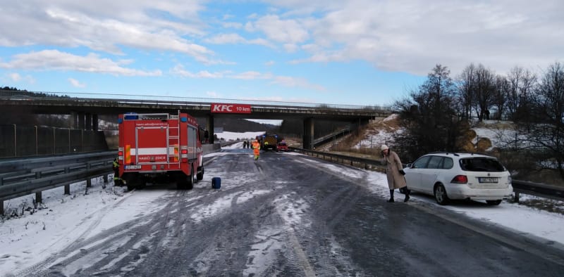 Dálnici D5 u Žebráku uzavřela nehoda 40 aut.