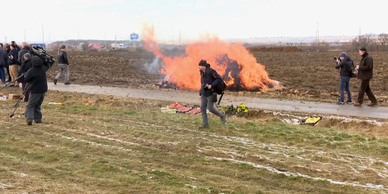 Protestující na místě zapálili kupu slámy.