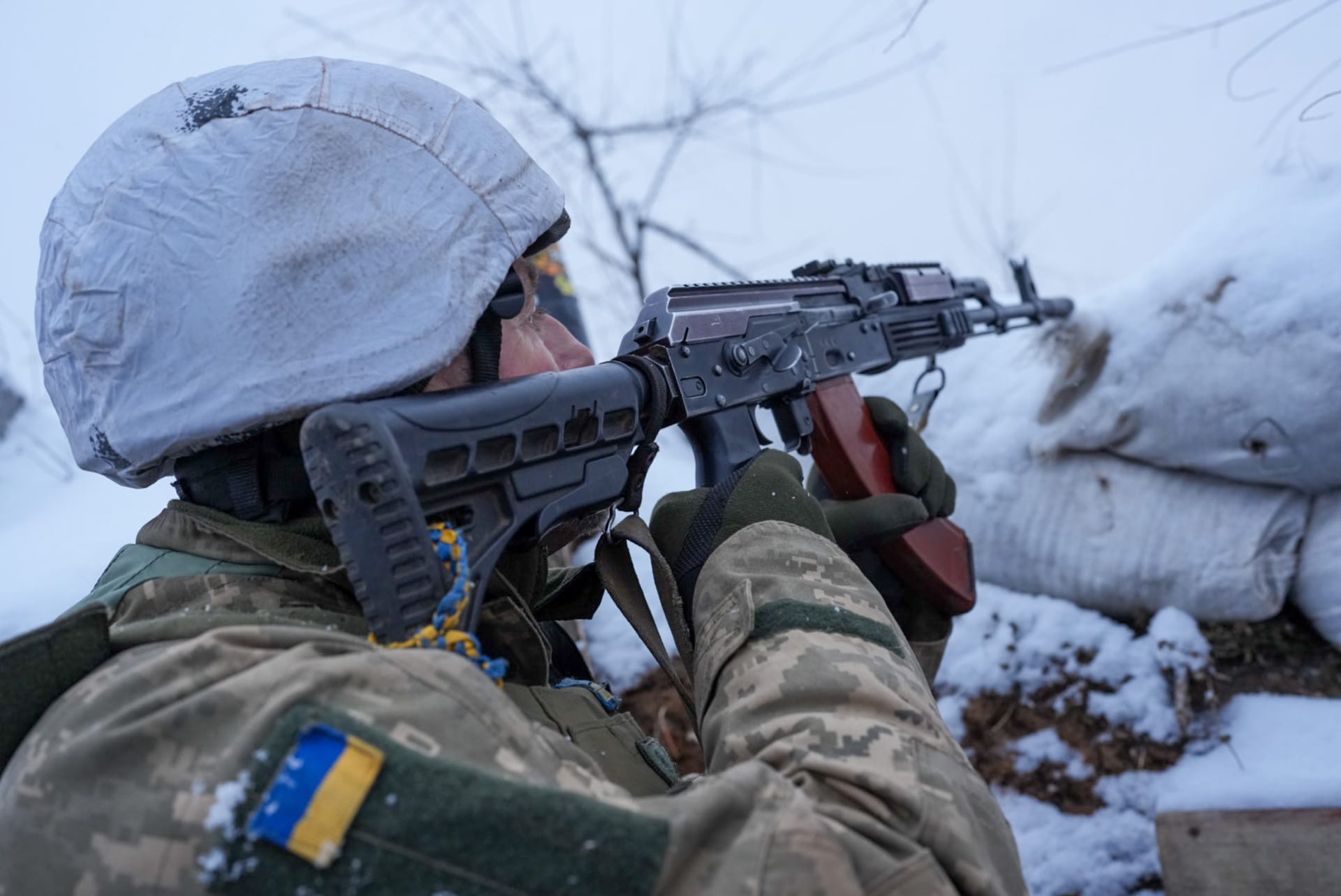 Ukrajinský voják na frontové linii poblíž města Zolote