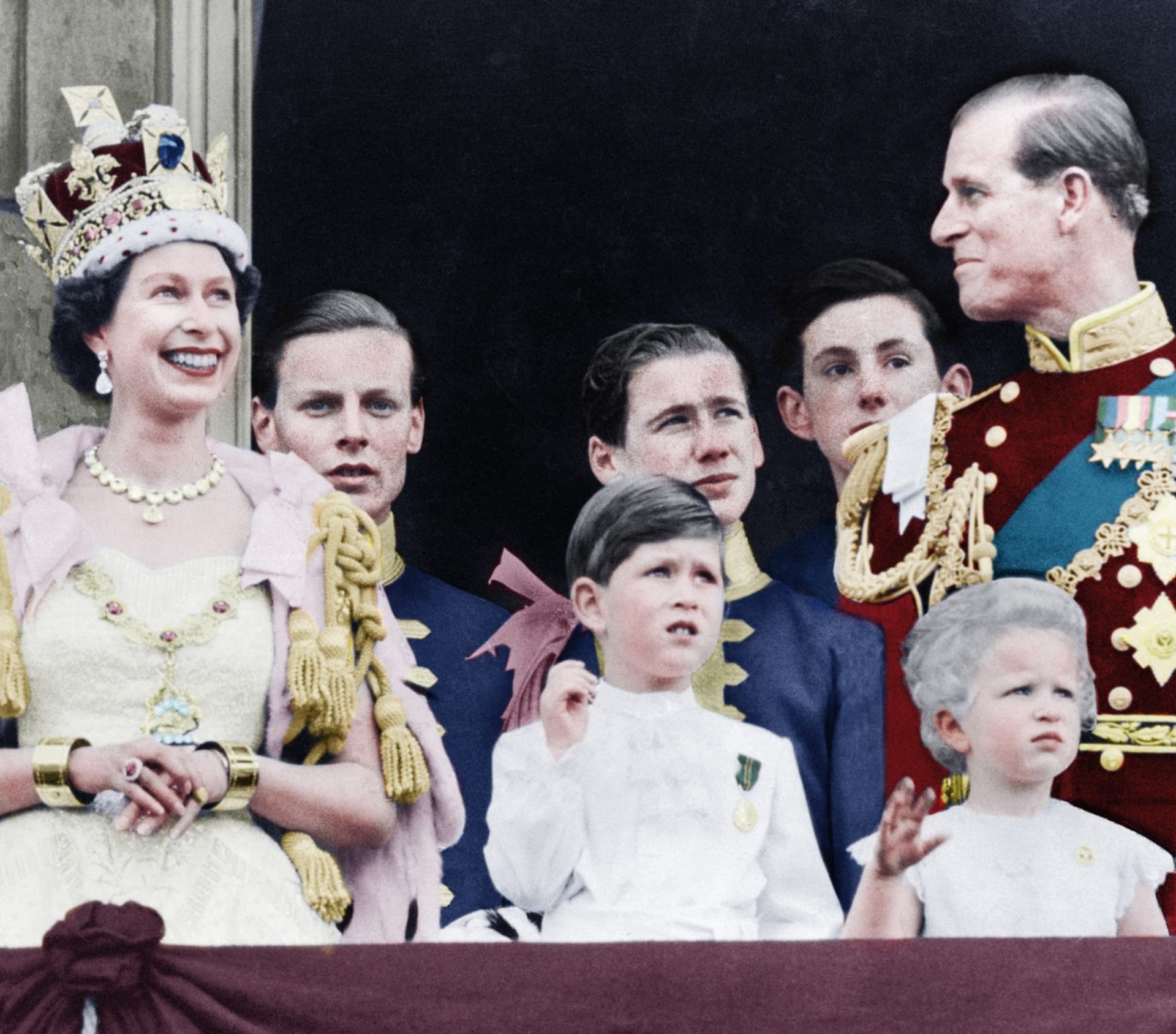 Usměvavá královna na balkoně Buckinghamského paláce.