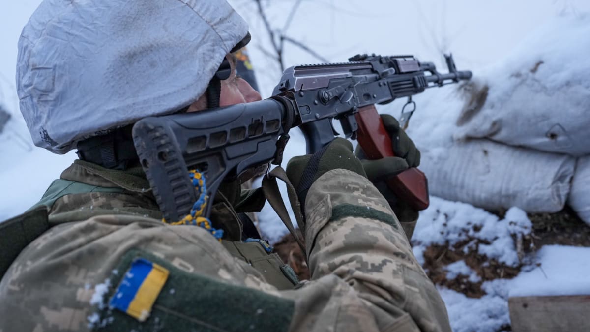 Ukrajinský voják na frontové linii poblíž města Zolote