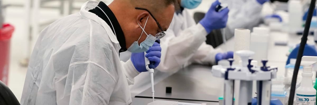 Britští vědci zkoumají skrytou mutaci omikronu. Obchází očkování a je přenosnější 