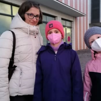 Lucie Vepřková s dcerami Klárou a Helenou, školačkám je 8 a 10 let a hrdě říkají, že je očkování nebolelo. Právě absolvovaly druhou dávku v očkovacím centru na Černé louce v Ostravě.