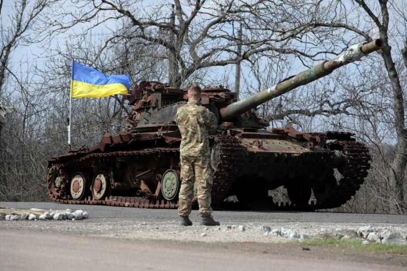 Ukrajinský voják a zničený tank