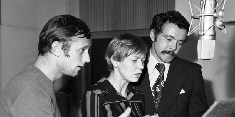Herci Michal Pavlata, Jaroslava Obermaierová a Petr Oliva při natáčení v Českém rozhlase v Praze v roce 1977