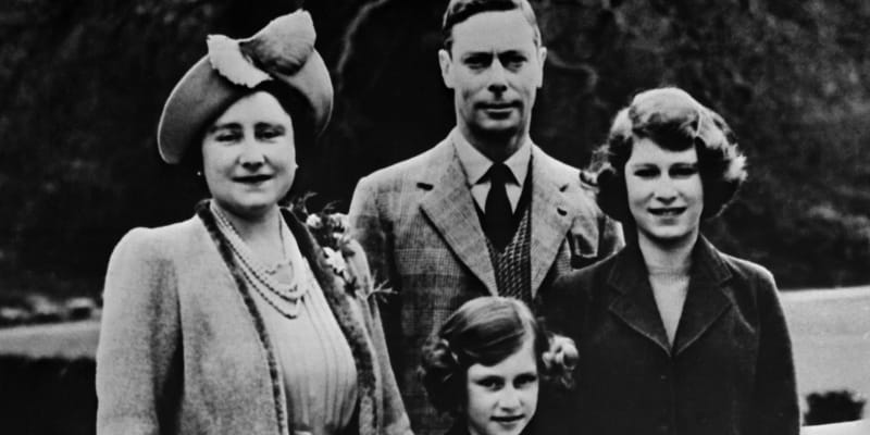 Alžběta II. společně s rodiči a mladší sestrou.