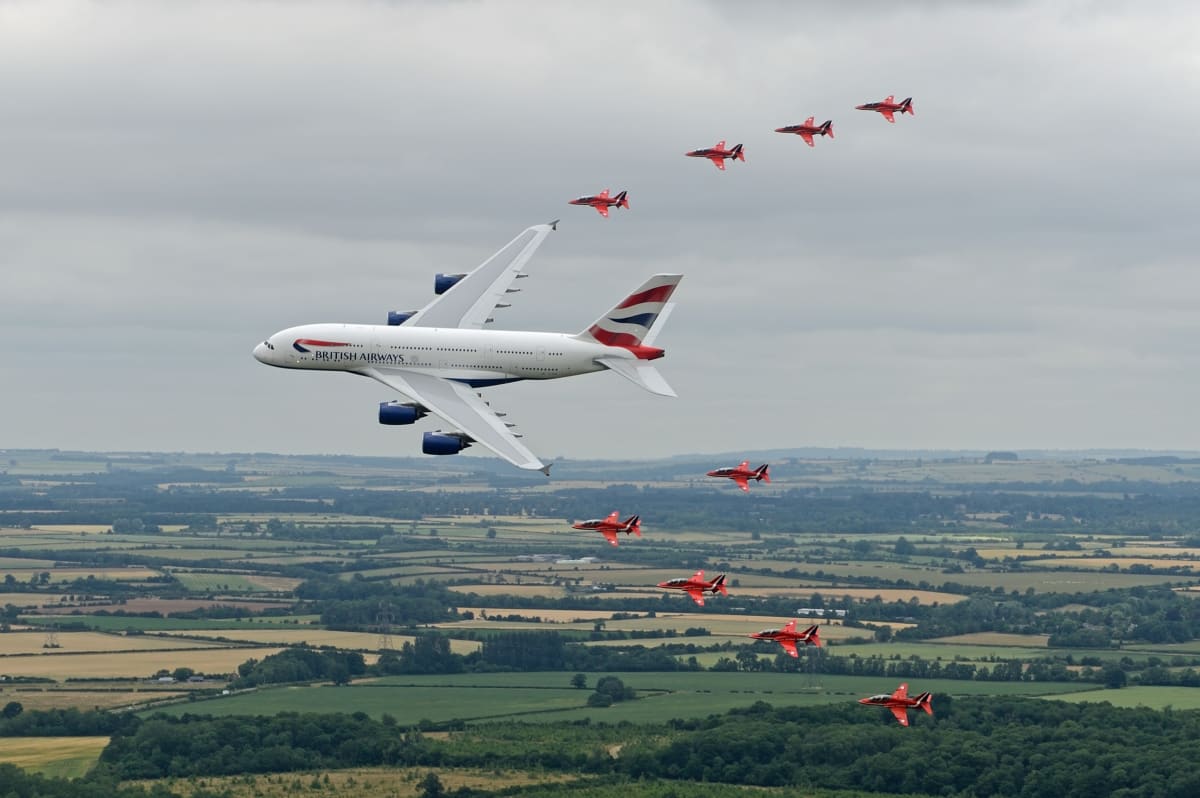 Airbus A380 doprovázený legendární britskou leteckou formací Red Arrows.