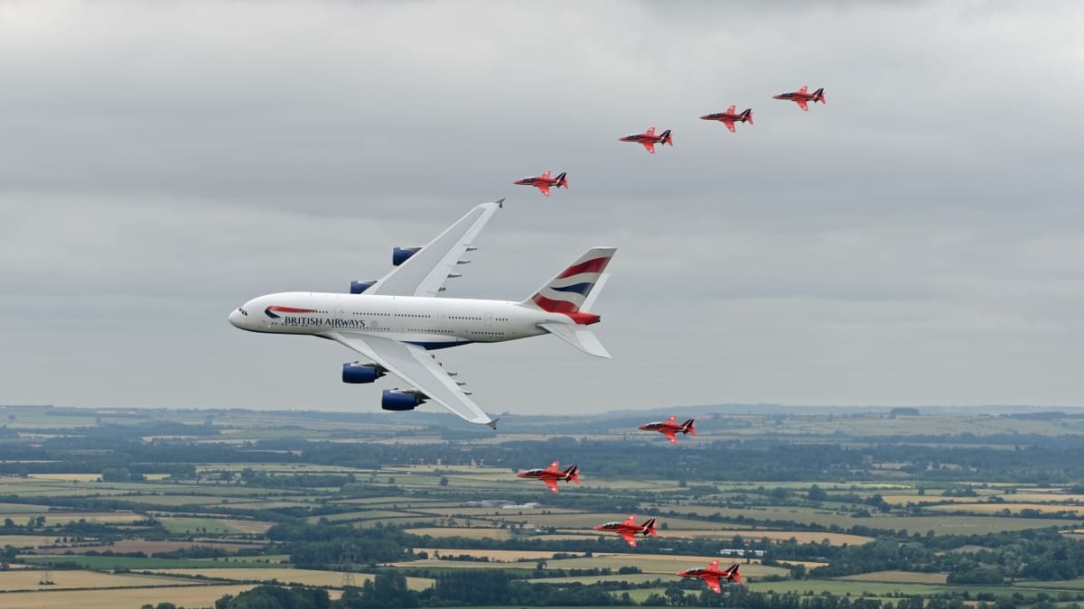 Airbus A380 doprovázený legendární britskou leteckou formací Red Arrows.