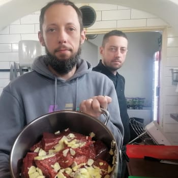 Známý rebel mezi polskými restauratéry Tomasz Kwiek s dvanácti kilogramy polské svíčkové na steaky. Podle Kwieka je maso mnohem kvalitnější než to české.
