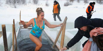 Žena utonula pod ledem při rituální koupeli v řece. Děsivému okamžiku přihlížely její děti