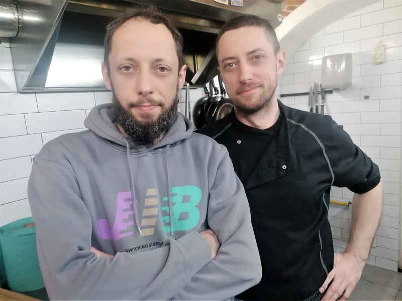Známý rebel mezi polskými restauratéry Tomasz Kwiek z Cieszyna s bratrem Sławomirem
