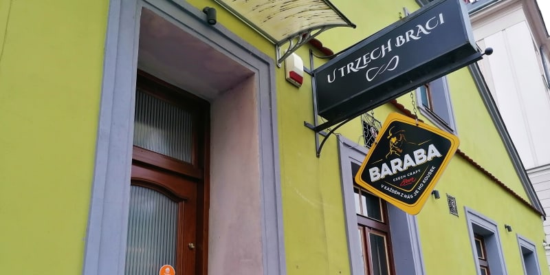 Restauraci U Třech bratrů v Cieszyně provozují tři bratři Aleksandr, Sławomir a Tomasz. Rebelové, kteří podnik odmítli zavřít v lockdownu. Nyní jim jejich postup požehnal soud.