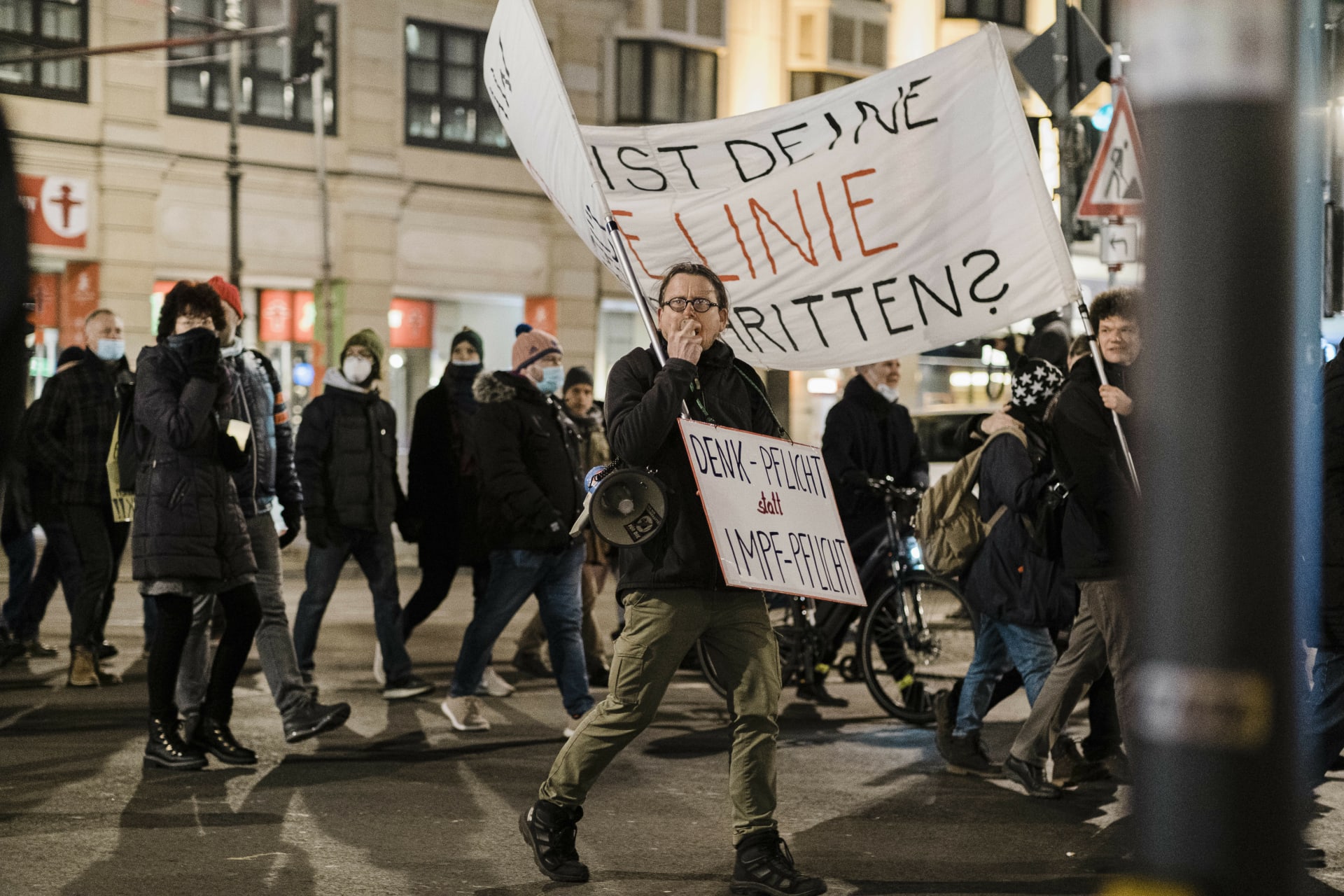 V Německu kromě odpůrců vládních opatření demonstrovali na mnoha místech také jejich zastánci.