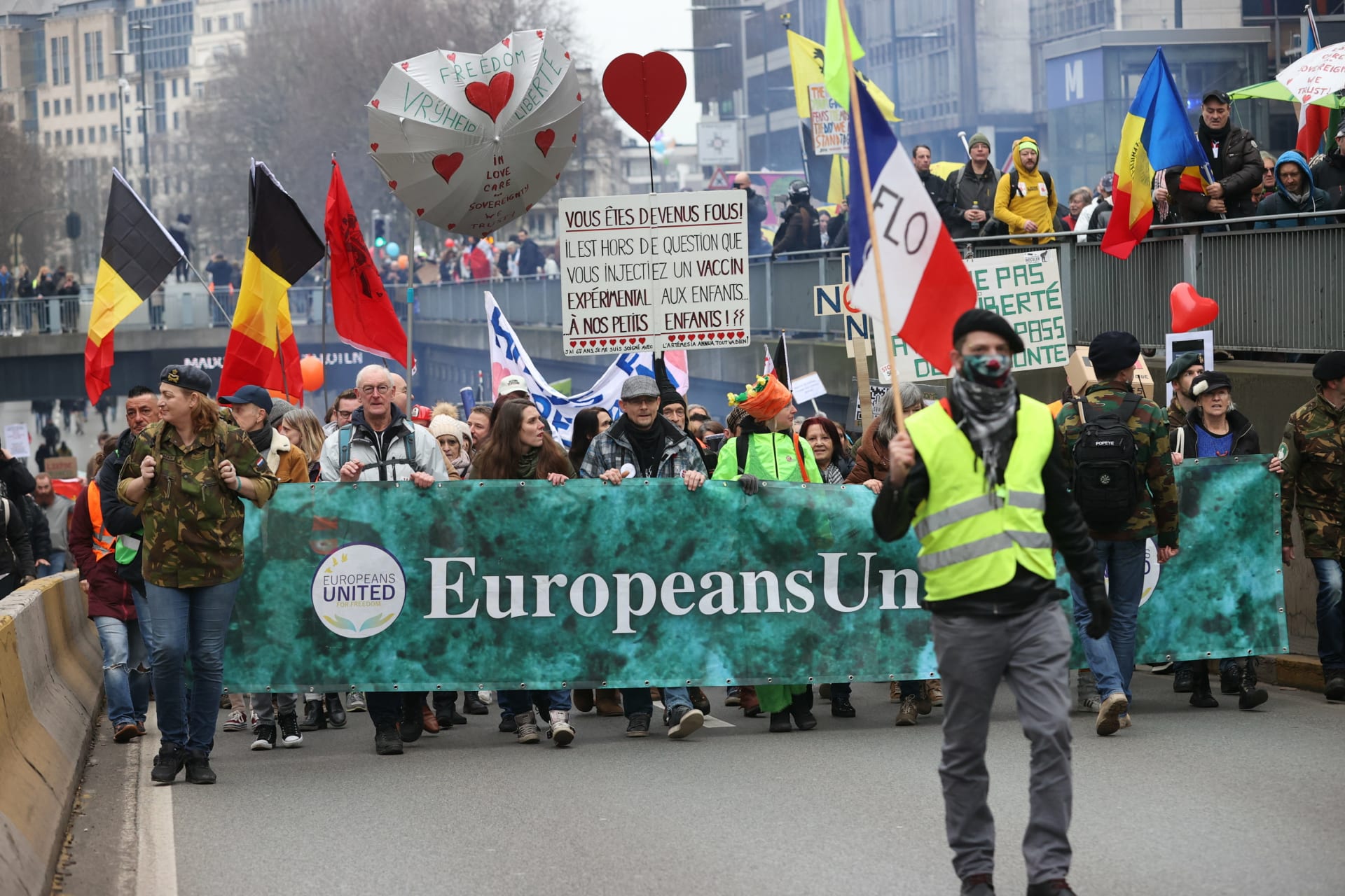 V Bruselu během nedělo demonstrovalo několik desítek tisíc lidí.