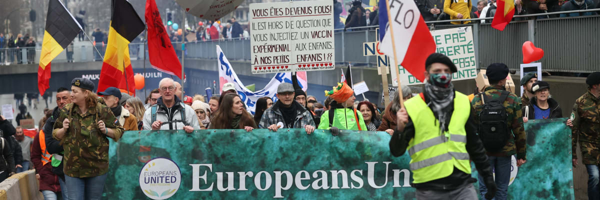 Proti opatřením znovu protestovaly davy Evropanů. V Bruselu je rozháněli vodními děly