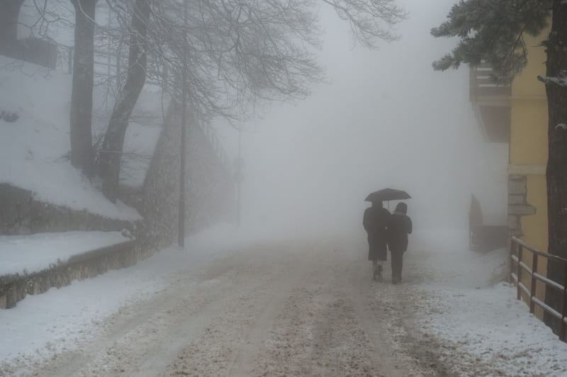 Do Česka přicházejí mrznoucí mlhy, mrholení i sněžení.