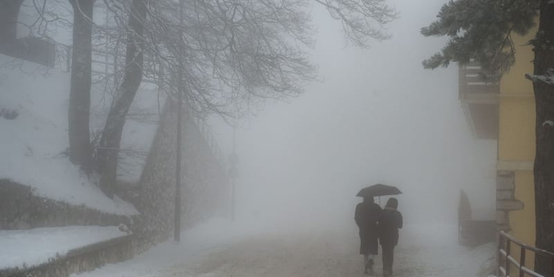 Do Česka přicházejí mrznoucí mlhy, mrholení i sněžení.