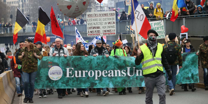 V Bruselu během nedělo demonstrovalo několik desítek tisíc lidí.