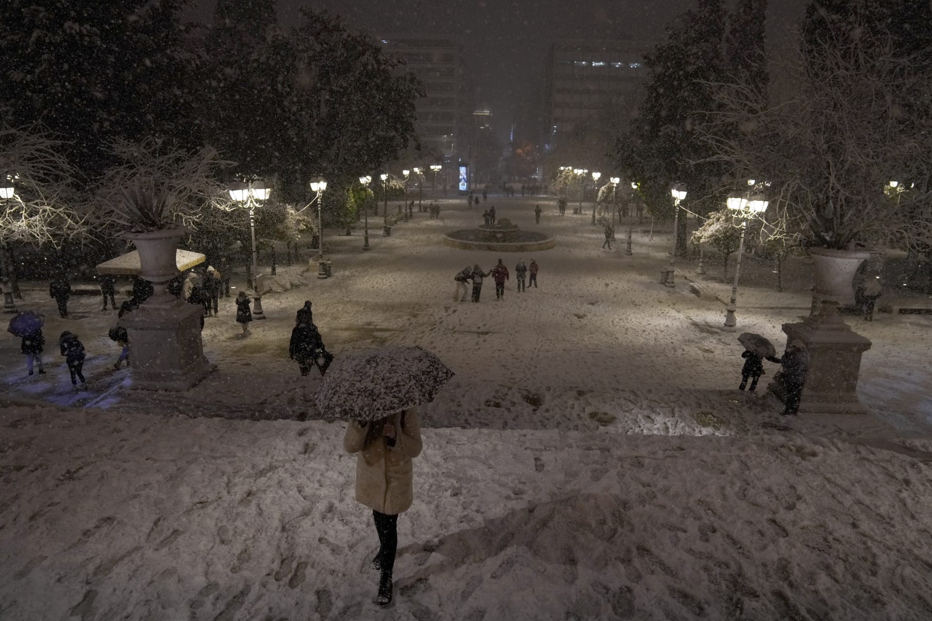 Zasněžené Náměstí Syntagma v Aténách.