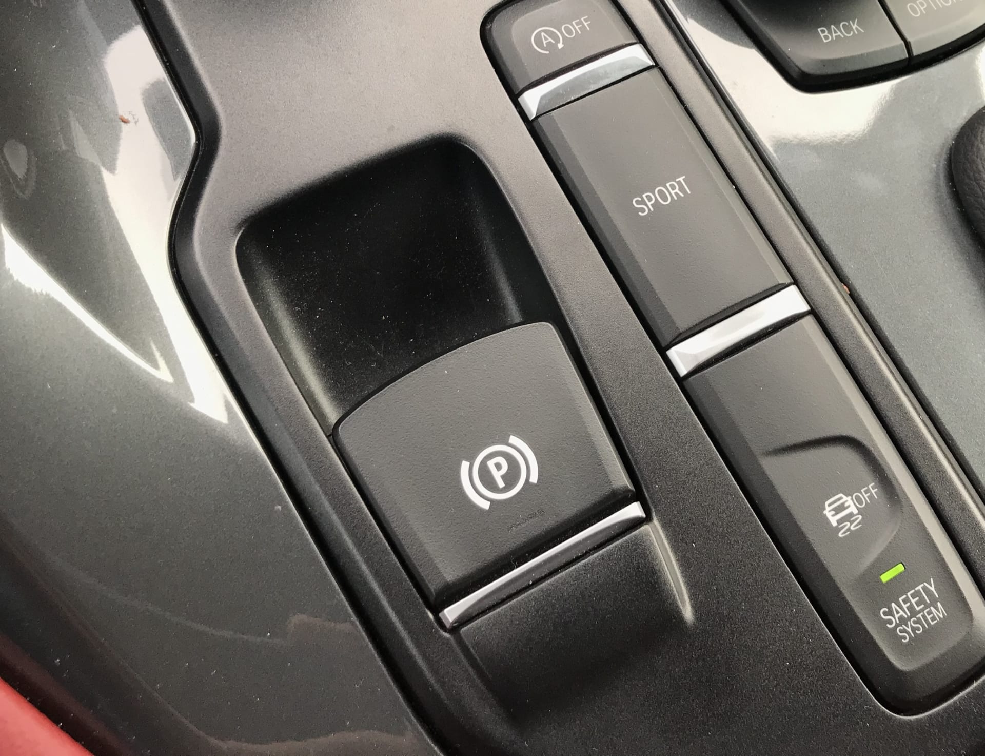 U mnohých aut se elektronická parkovací brzda aktivuje sama s vypnutím motoru.
