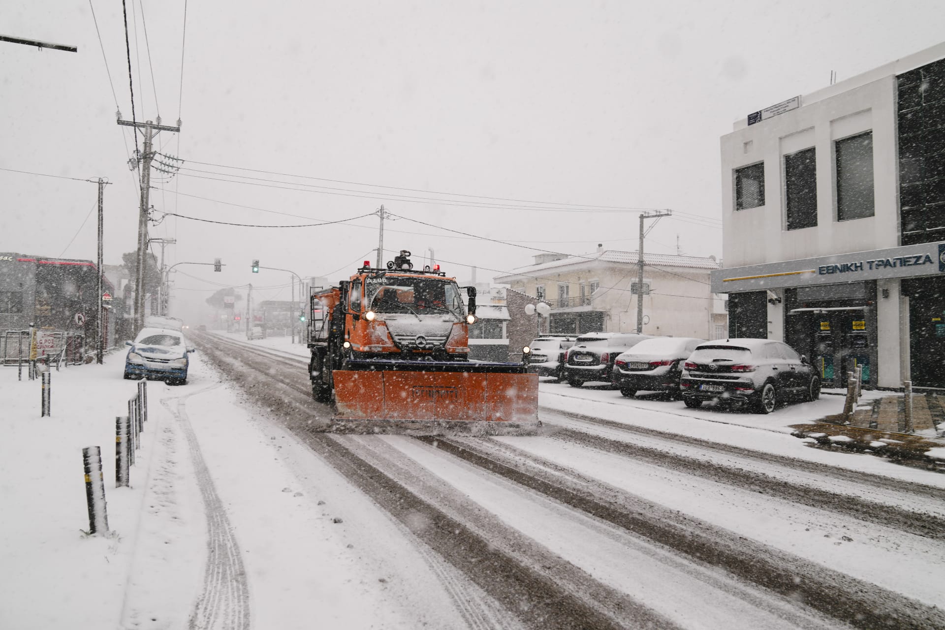 Řekové mají se sněhem plné ruce práce. Snímek je z města Ajos Stefanos poblíž Atén.