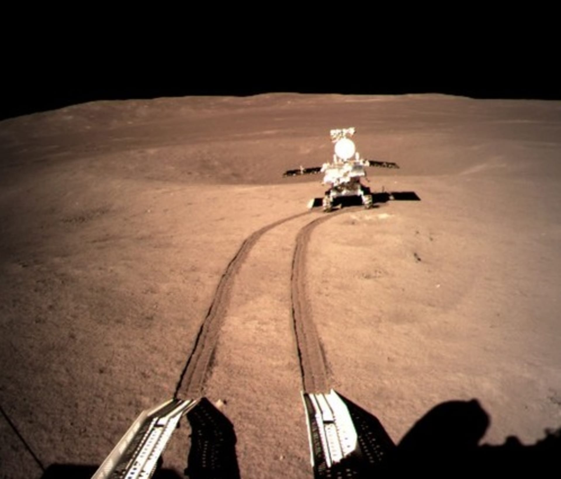 Čínské lunární vozítko Yutu-2 na odvrácené straně Měsíce