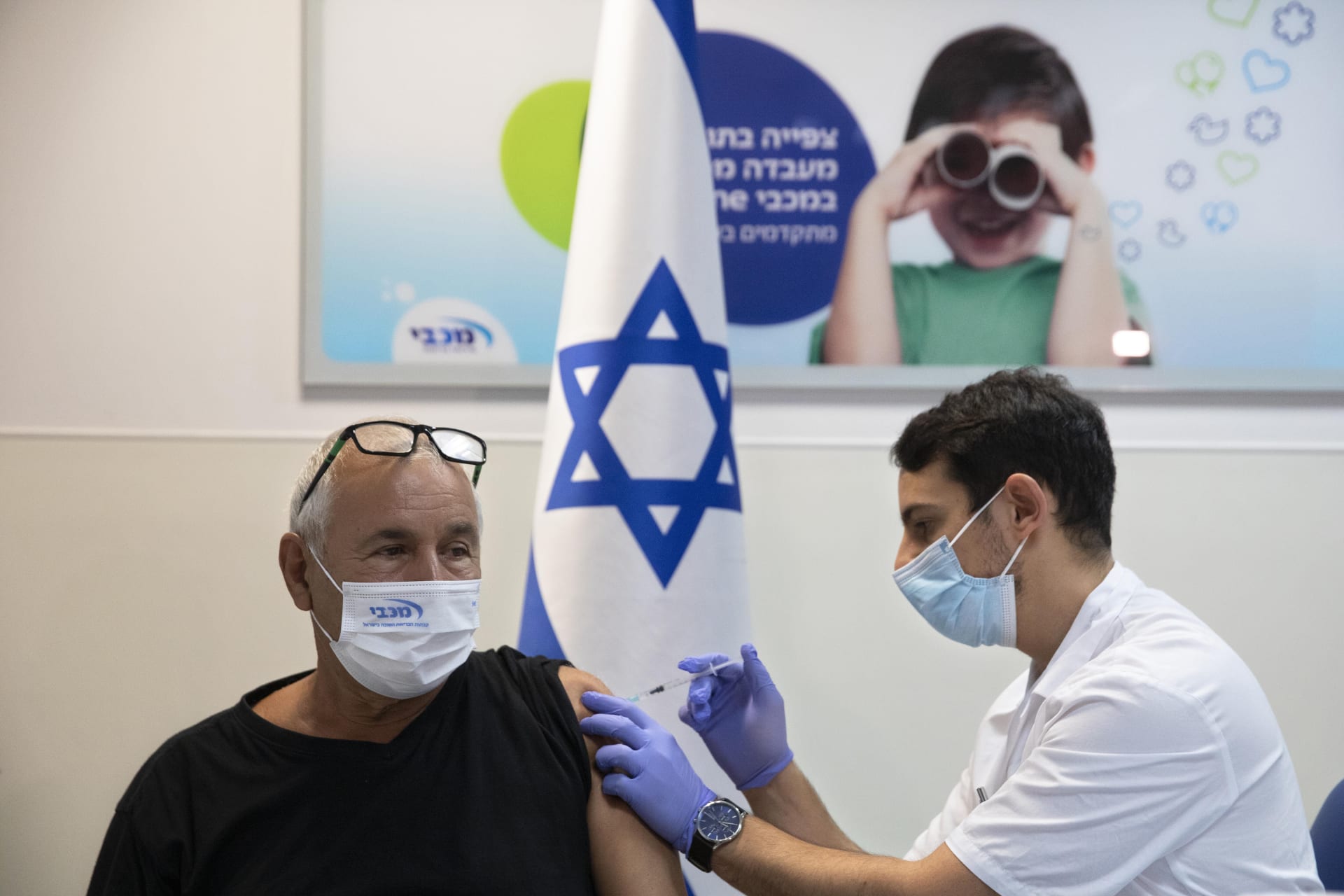 Izrael poskytuje od ledna lidem starším 60 let čtvrtou dávku vakcíny.