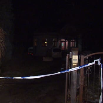 V rodinném domě na Mělnicku policisté našli mrtvého muže. Podle místních mu měla jeho partnerka uříznout přirození.