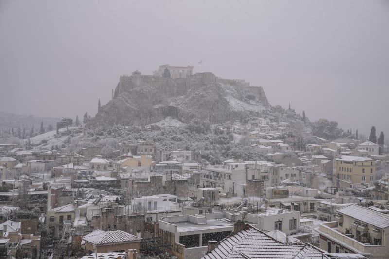 Zasněžená akropole v Aténách.