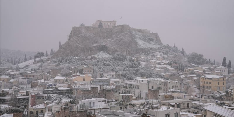 Zasněžená akropole v Aténách.