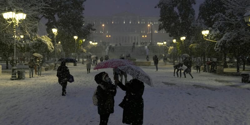 Zasněžené Náměstí Syntagma v Aténách.