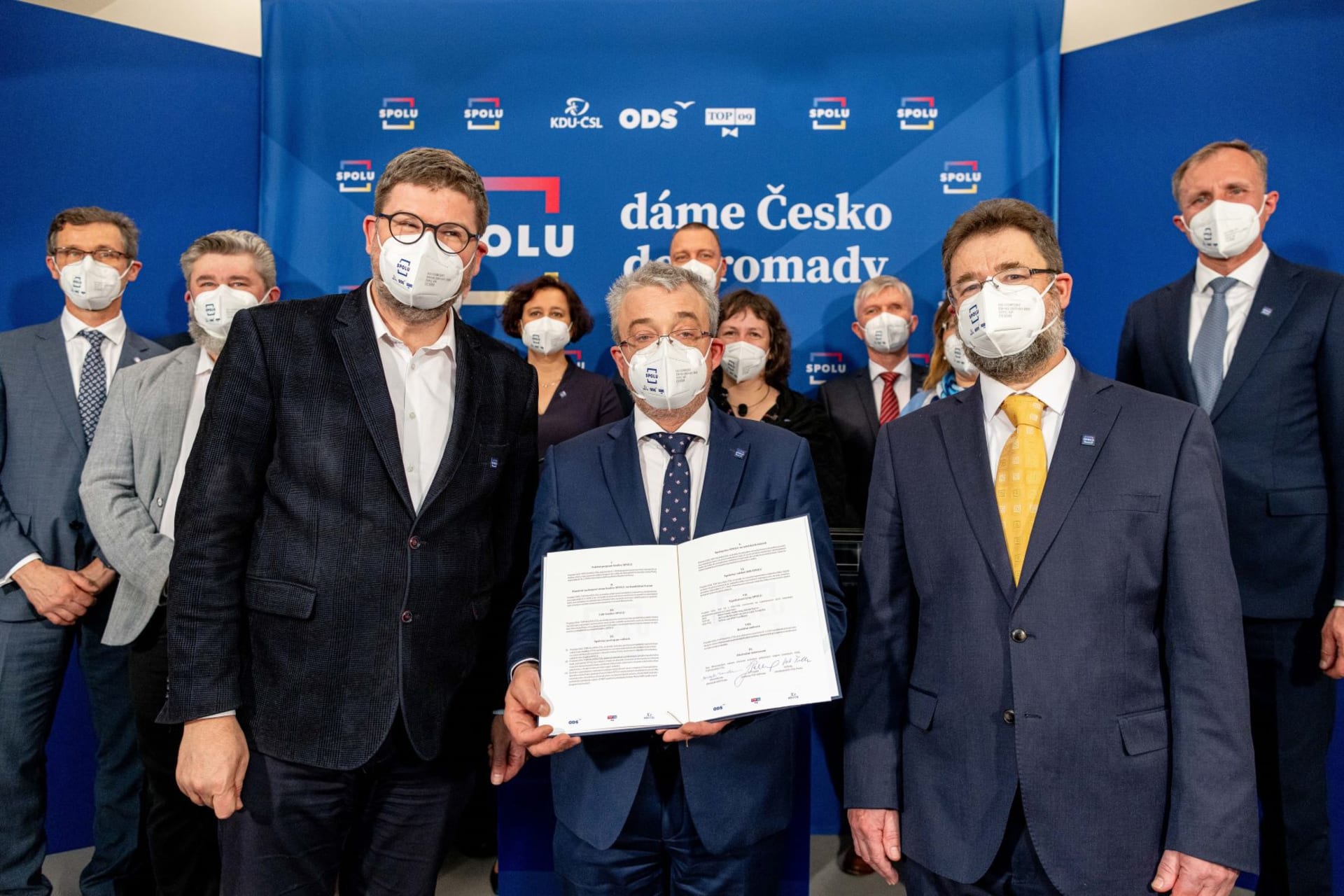 Členové ODS, TOP 09 a lidovců podepsali memorandum. Do komunálních voleb v Praze půjdou společně.