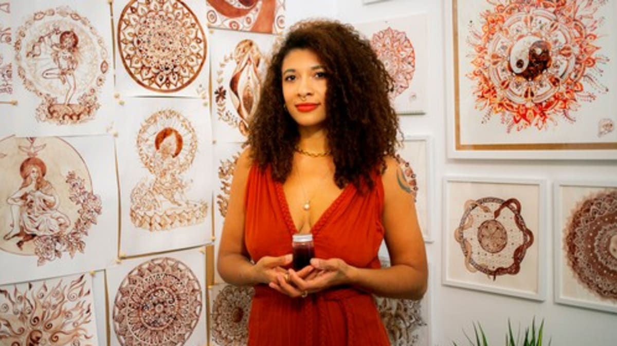 Španělka Jasmine Alicia Carterová se uchýlila k neobvyklé umělecké technice. Obrazy maluje vlastní menstruační krví. 
