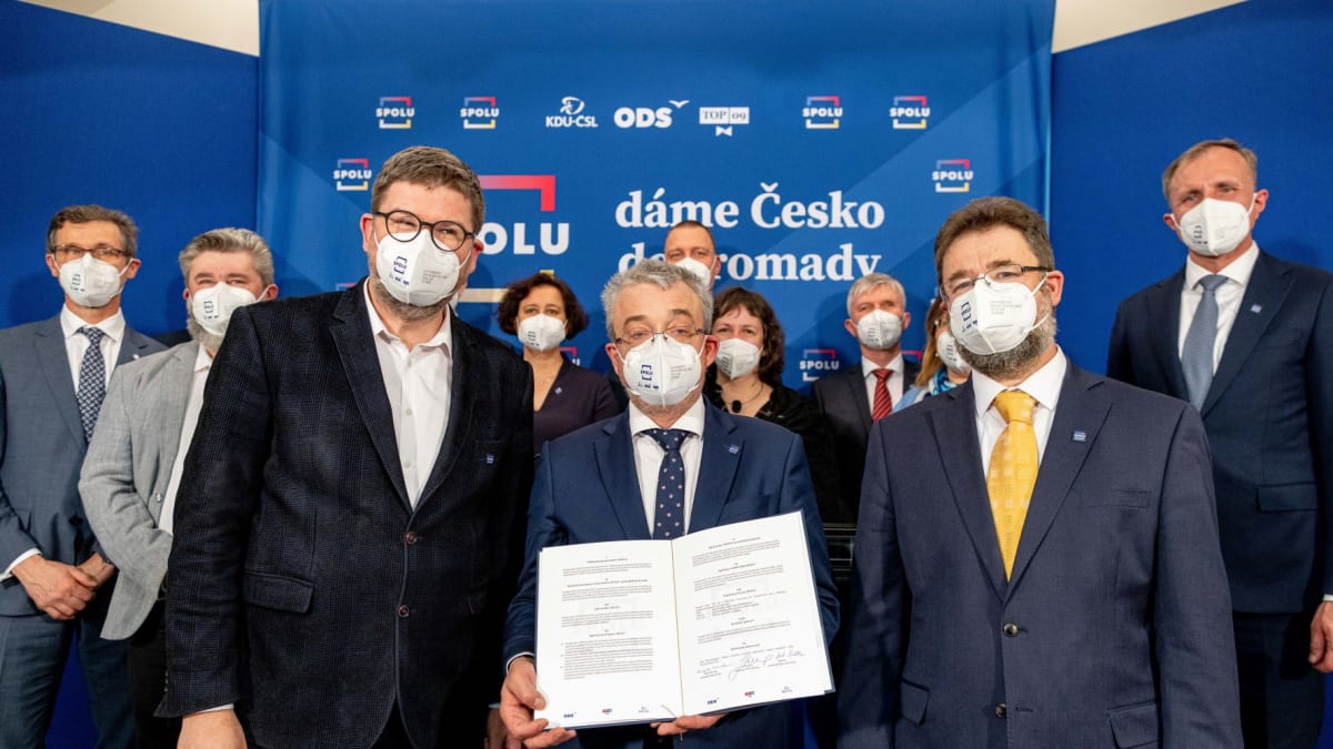 Členové ODS, TOP 09 a lidovců podepsali memorandum. Do komunálních voleb v Praze půjdou společně.