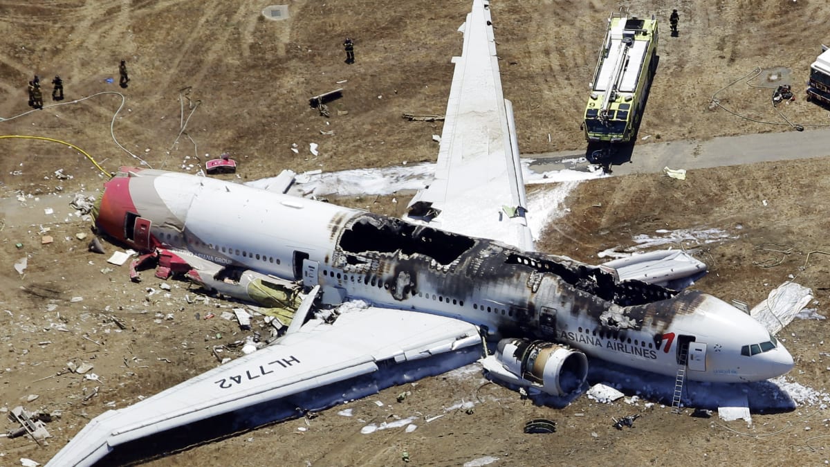 Trosky letadla po havárii v San Franciscu.