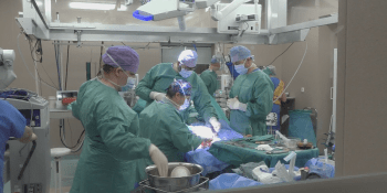 Zlínští lékaři provedli unikátní operaci. Pacientce pomůže na nohy nepotřebná kost