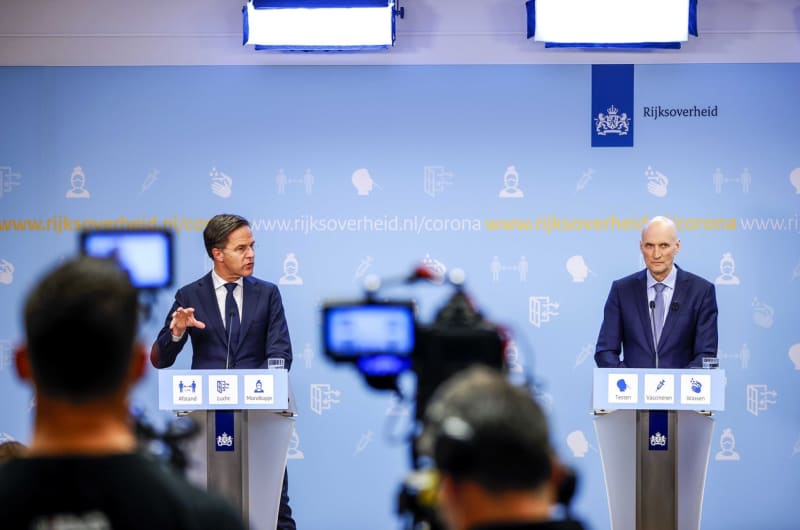 Nizozemský premiér Mark Rutte oznamuje rozvolnění restrikcí.