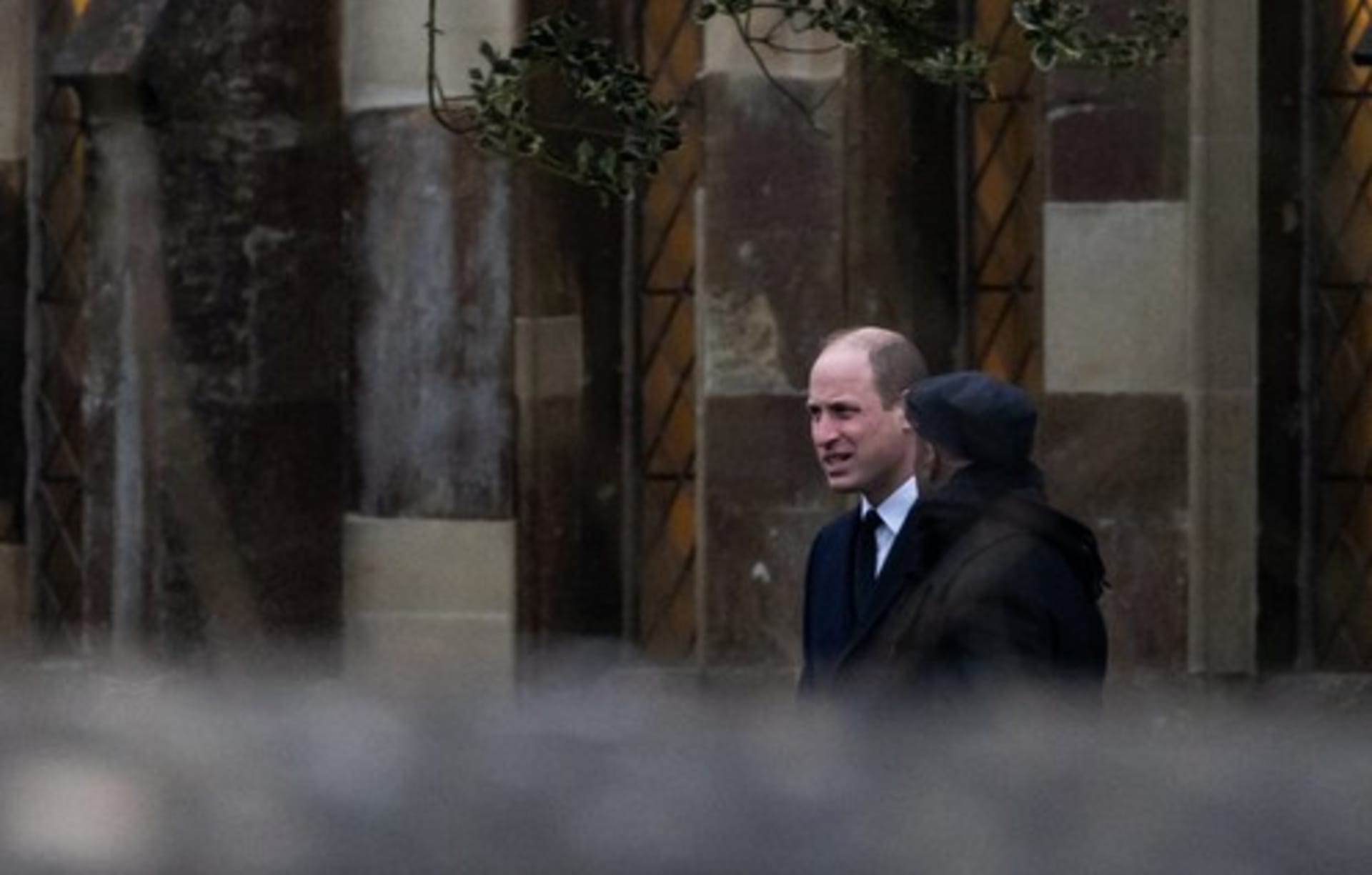 Princ William na pohřbu své učitelky Claire Tomlinsonové.