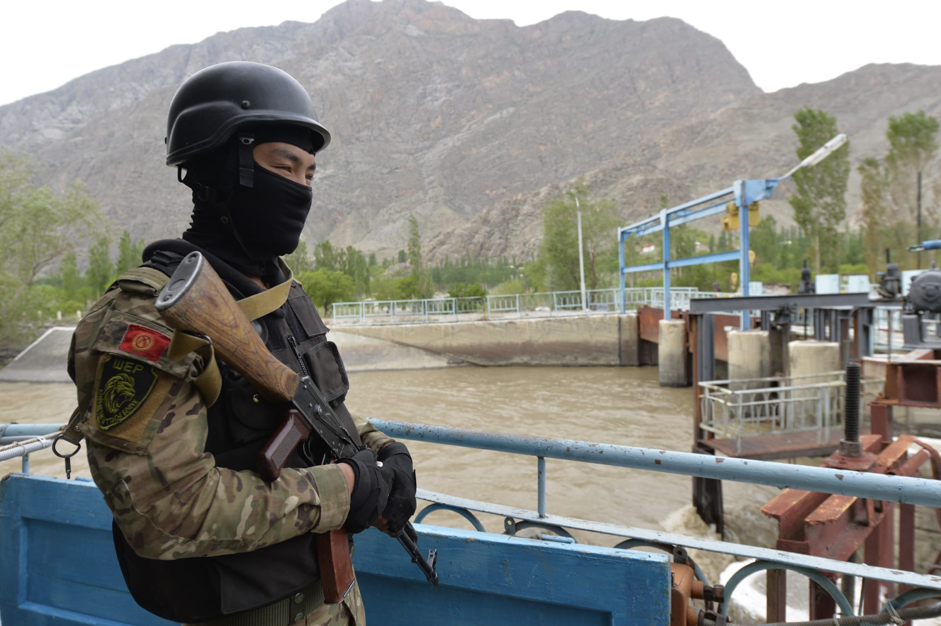 Na hranici mezi Kyrgyzstánem a Tádžikistánem po sobě střílejí pohraničníci. (ilustrační foto)