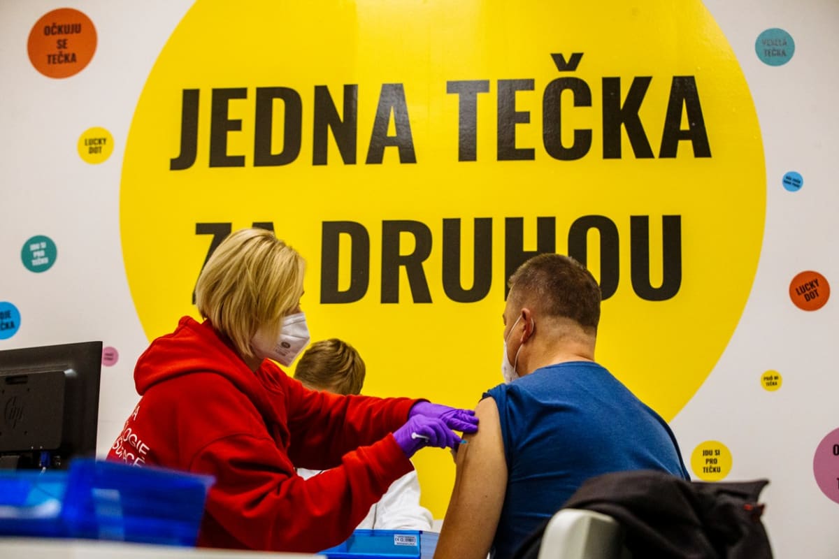 Očkování proti koronaviru oproti loňskému roku ale výrazně zpomalilo. Vakcinací dvěma dávkami prošlo necelých 70 procent českého obyvatelstva.