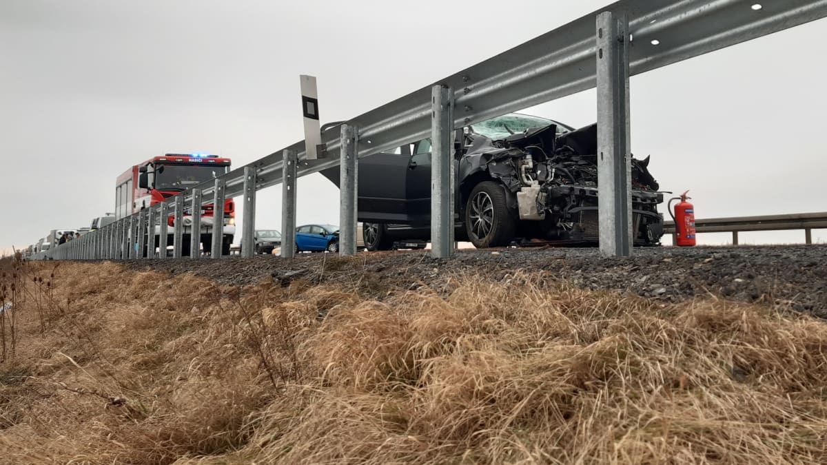 Nehoda kamionu, dodávky a pěti osobních aut ve čtvrtek krátce před 7:00 uzavřela dálnici D52.