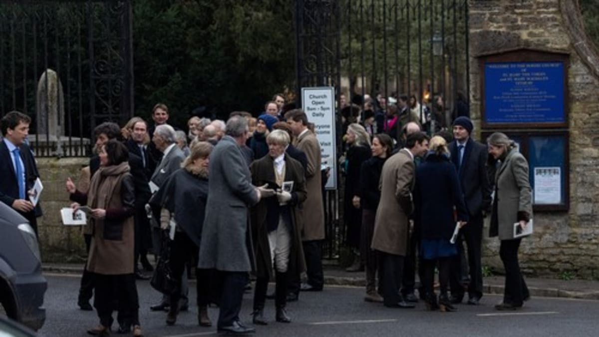 Na pohřeb Claire Tomlinsonové dorazilo přibližně 200 lidí.