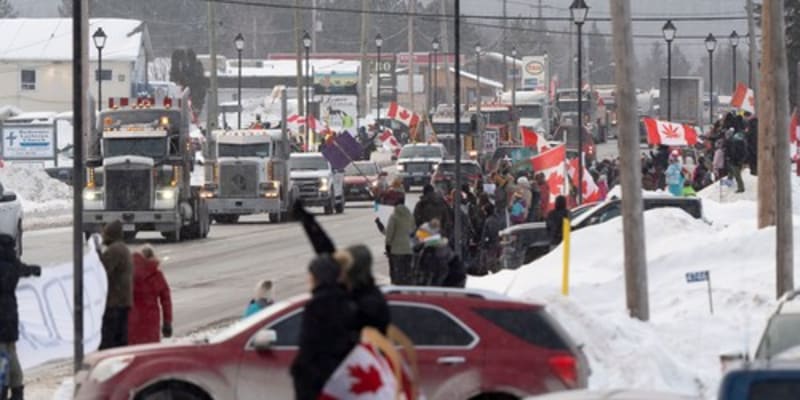 Protestní průjezd kamionů ve městě Thunder Bay. Nyní šoféři míří do metropole Ottawy