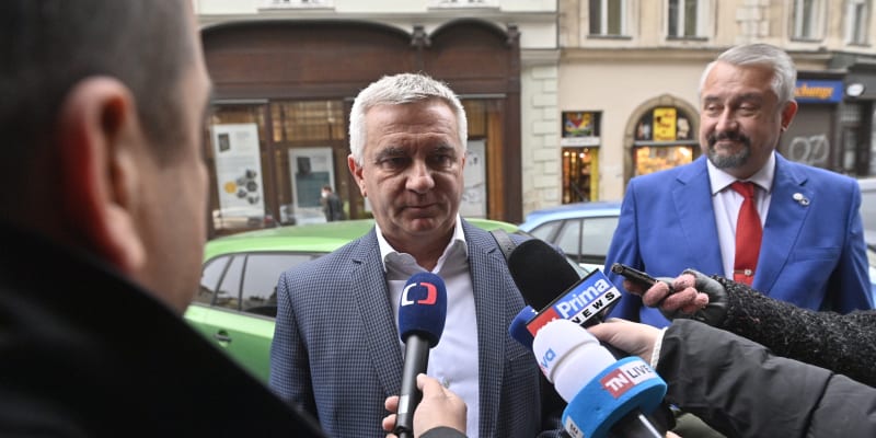 Kancléř Vratislav Mynář (v šedém) po boku advokáta Marka Nespaly (v modrém)