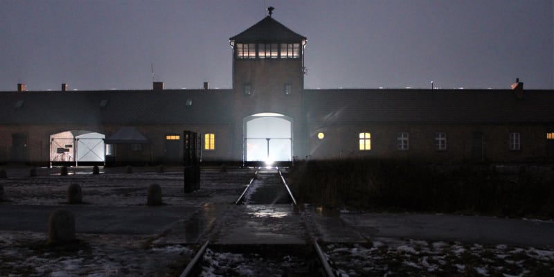 Za touhle bránou kdysi čekala smrt. Koncentrační a vyhlazovací tábor Osvětim-Birkenau dnes (snímek z  26. ledna 2022)