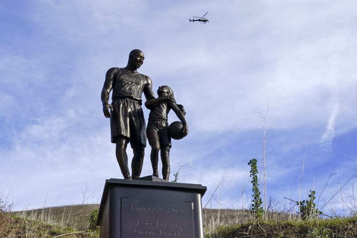 Socha Kobeyho Bryanta a jeho dcery Gianny stojí na Calabasu, kde se jejich vrtulník v lednu 2020 zřítil.