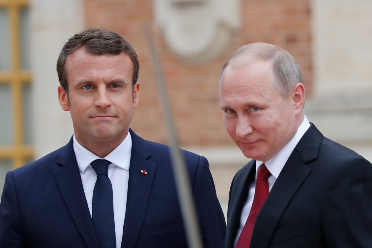 Zleva francouzský prezident Emmanuel Macron a jeho ruský protějšek Vladimir Putin